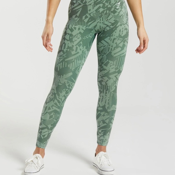BN Gym Shark Set in sage green geometric print - Picture 2 of 11